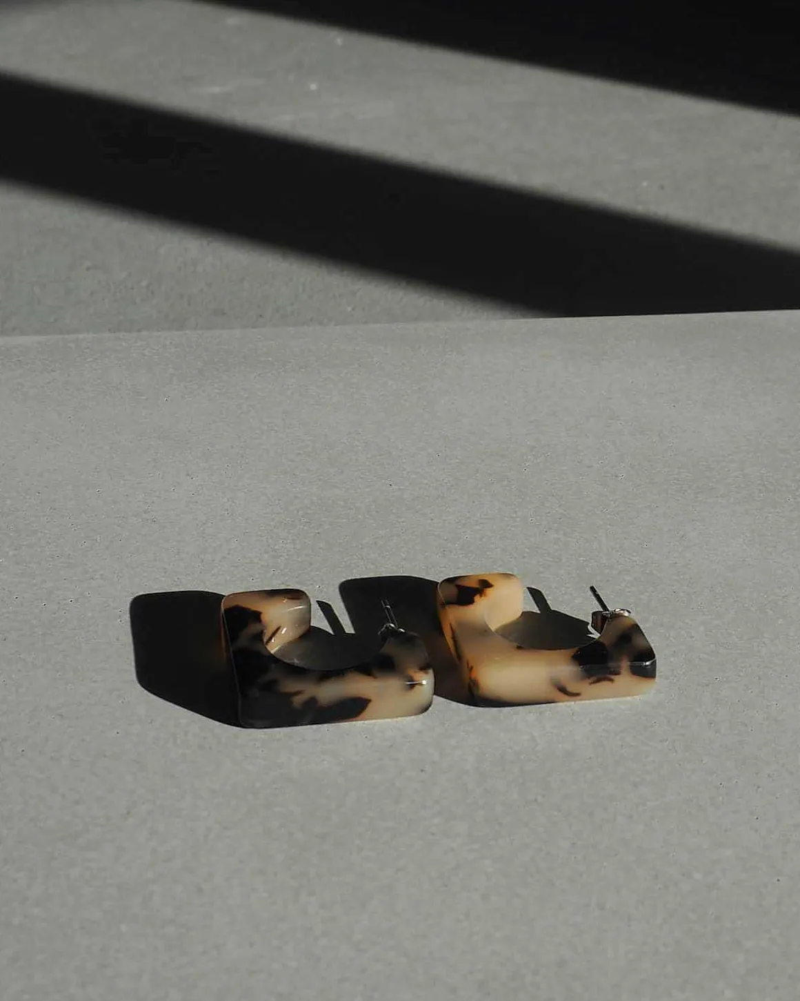 Atlas Hoops Blonde Tortoise