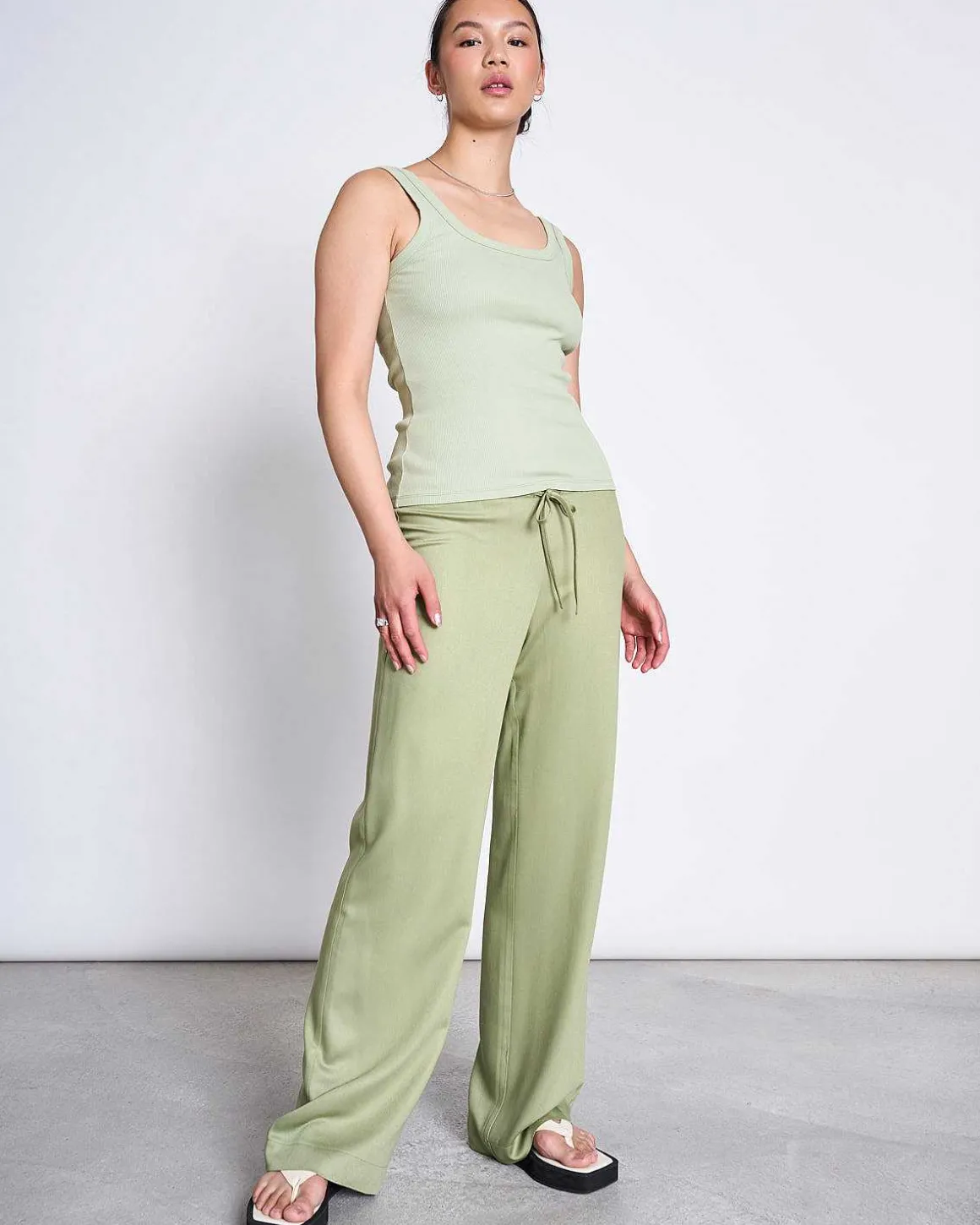 Mid Rise Loose Pants Strath Pale Olive